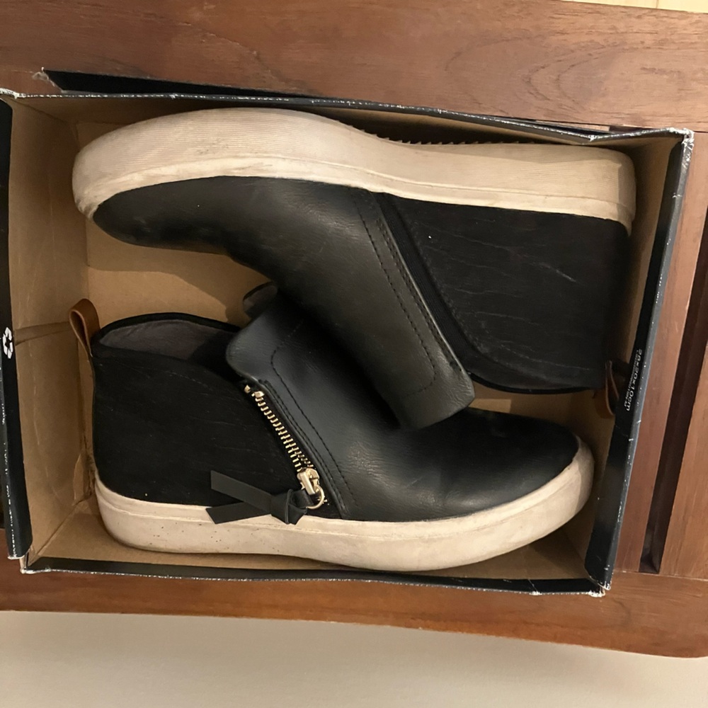Sip sneaker. Black leather